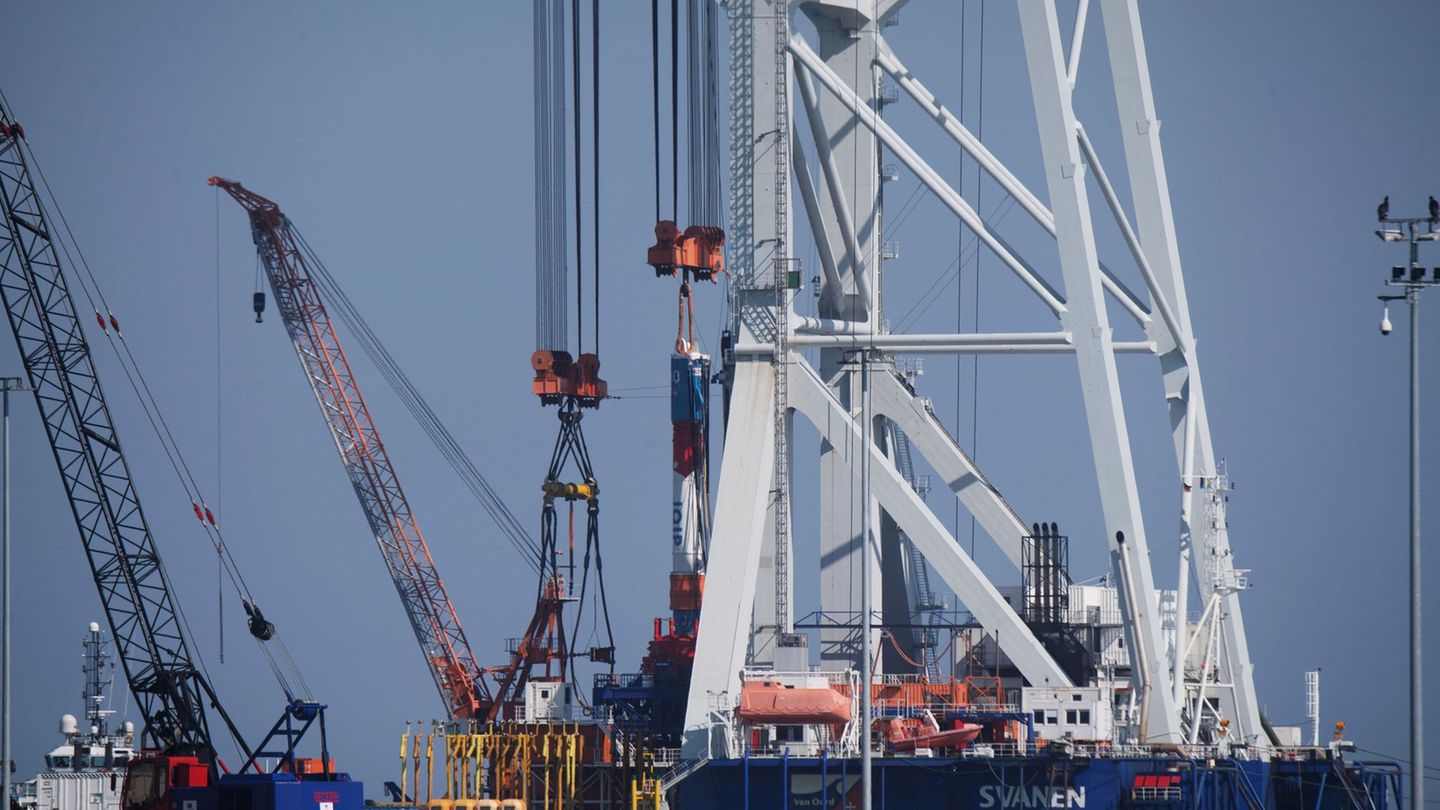 Das Kranschiff "Svanen" kann sogenannte Monopiles - das sind Pfähle, auf denen die Windräder errichtet werden - in den Meeresbod