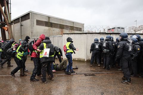Bei manchen Polizeieinsätzen kommt es auch zu Gewalt, etwa bei den Protesten gegen die Neugründung der AfD-Jugendorganisation in