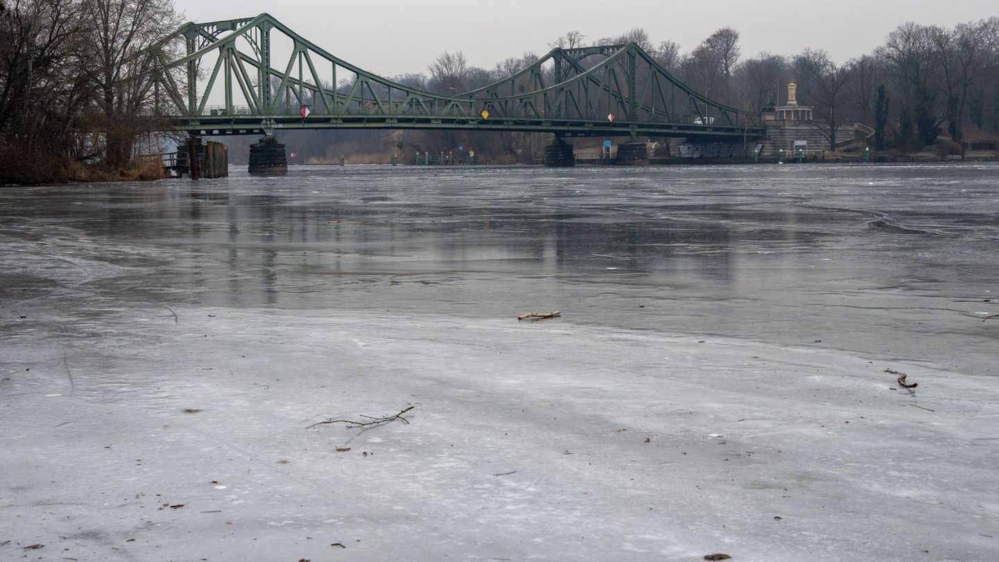 Winter-Minusgrade-t-uschen-Polizei-r-t-dringend-von-Eisfl-chen-ab