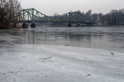 Eis ist nicht überall gleich dick. (Symbolbild) Foto: Soeren Stache/dpa/ZB