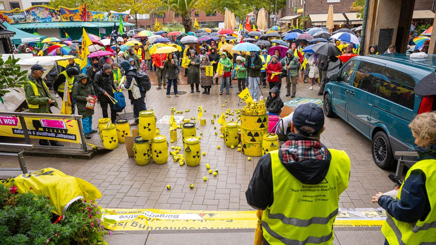 Immer wieder kommt es zu Protesten gegen die geplanten Castortransporte durch Nordrhein-Westfalen wie hier am 4. Oktober 2025 in