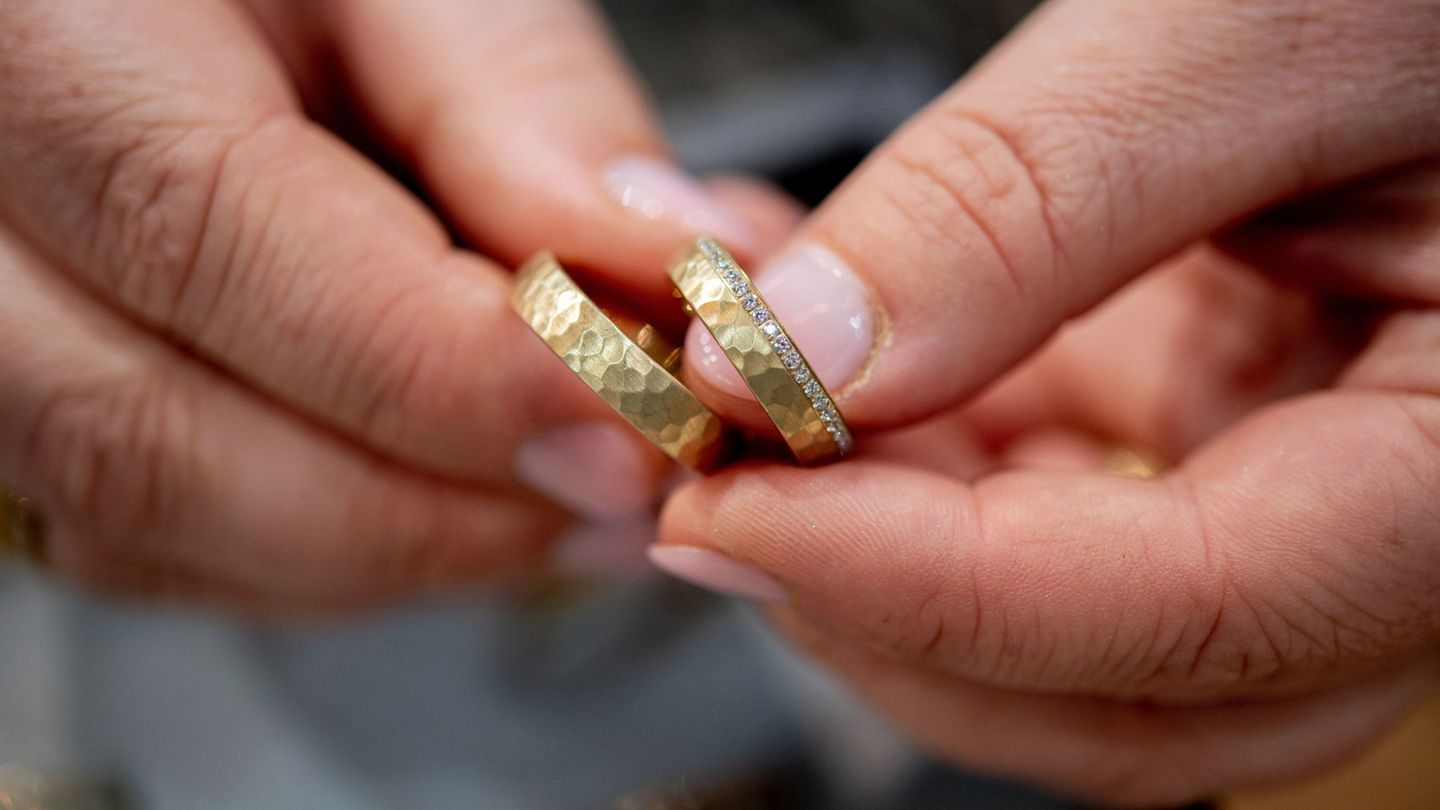 Manche Paare mögen originelle Hochzeitsdaten. (Symbolbild) Foto: Hauke-Christian Dittrich/dpa