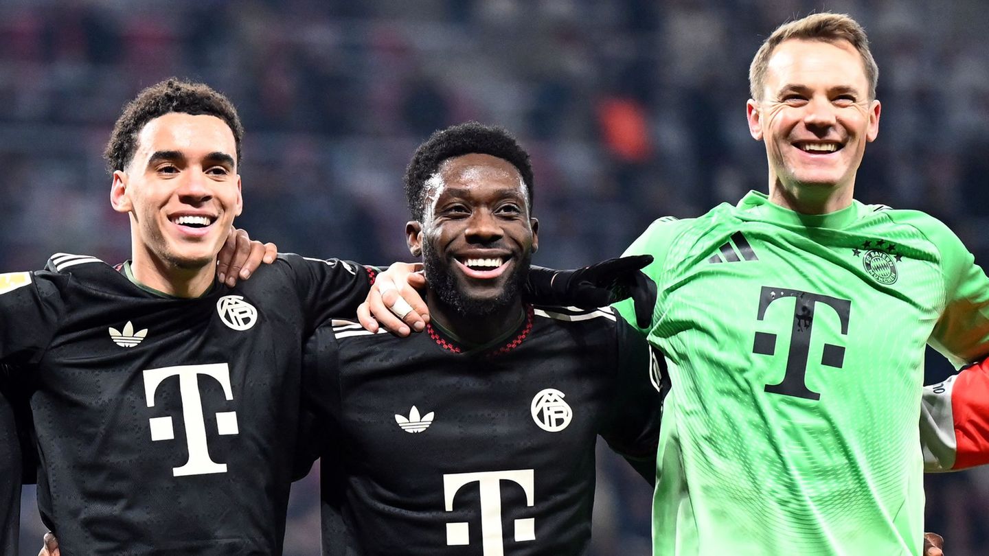Musiala (l) und Davies (r) wollen demnächst wieder als Startelf-Spieler jubeln. (Archivbild) Foto: David Hammersen/dpa