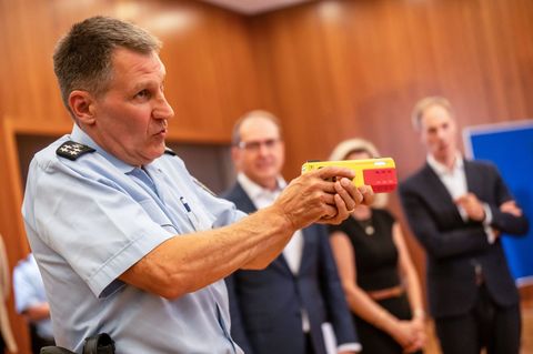 Ein Polizist erklärte die Funktionsweise eines Distanz-Elektroimpulsgeräts im vergangenen Jahr im Innnenministerium. (Archivfoto