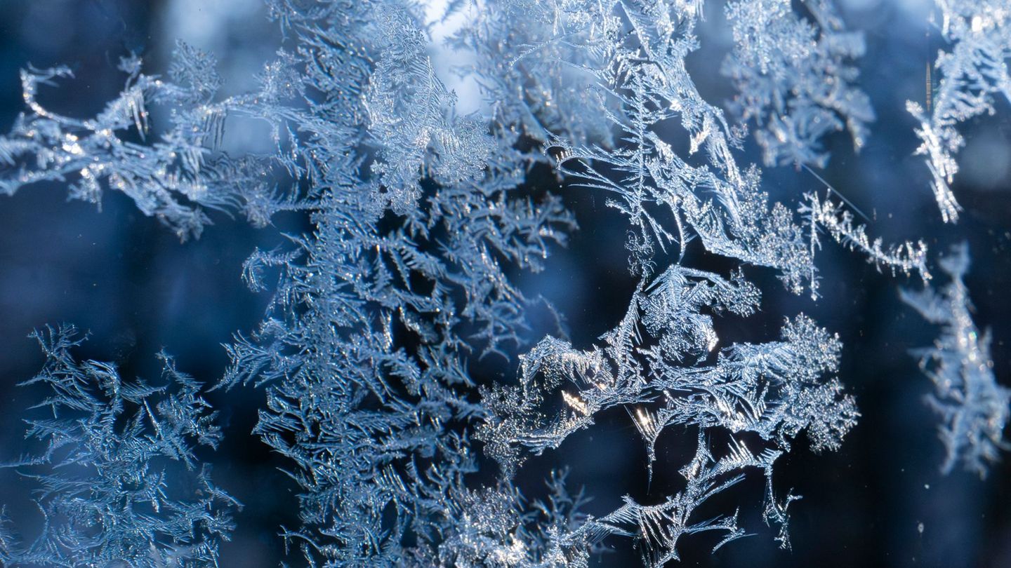 Auch die nächsten Tage muss in Bayern teils mit strengem Frost gerechnet werden. (Archivbild) Foto: Peter Kneffel/dpa