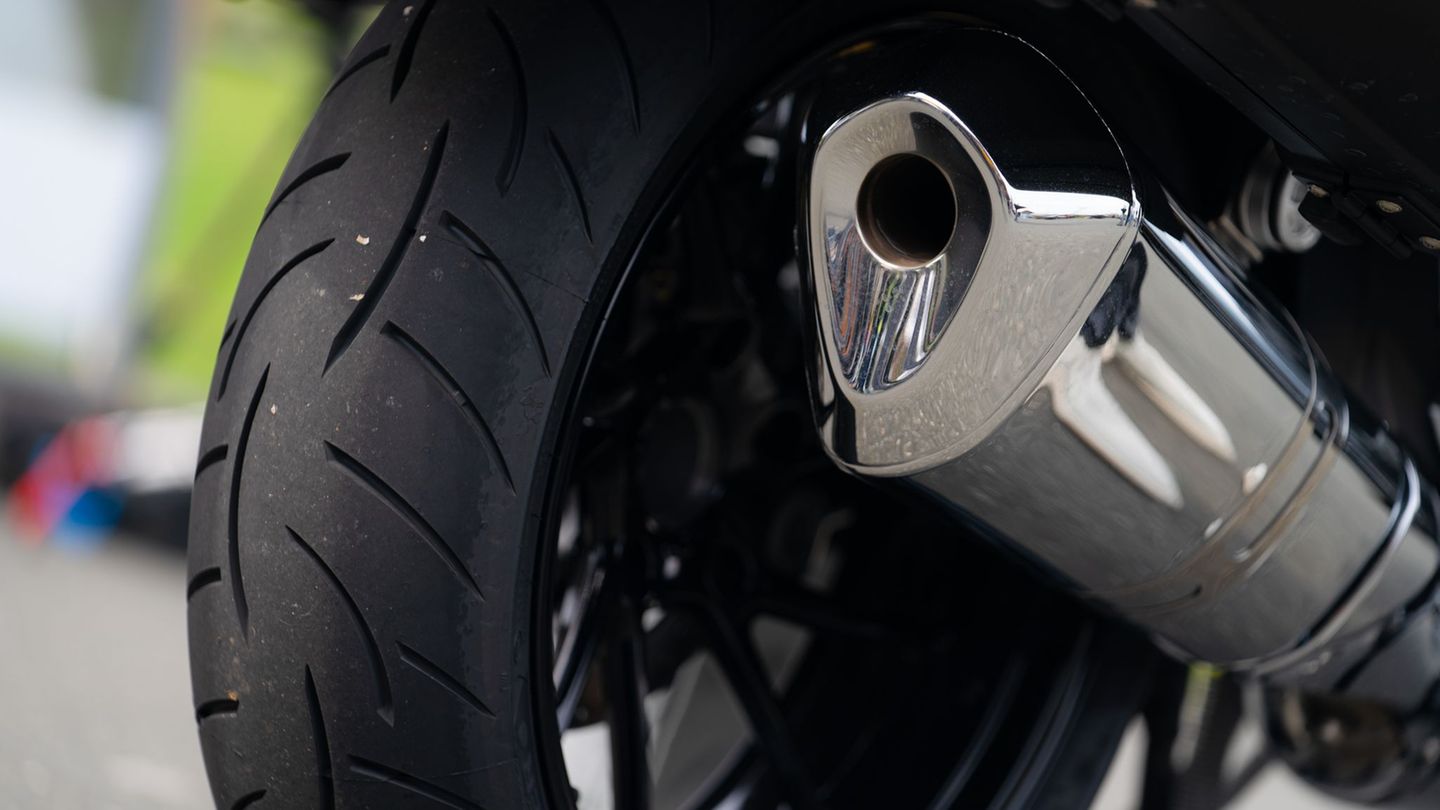 Der eifersüchtige Motorradfahrer folgt dem jungen Paar und attackiert schließlich den Fahrer des anderen Motorrads. (Symbolbild)