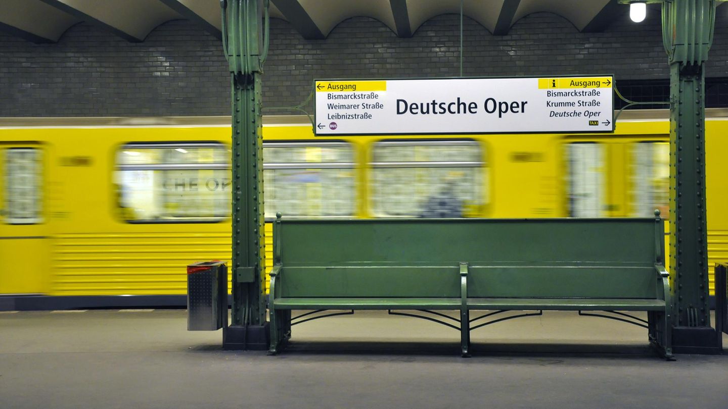 Berliner U-Bahn: Vape ins Gleisbett gefallen – 17-Jähriger stirbt beim Rausholen