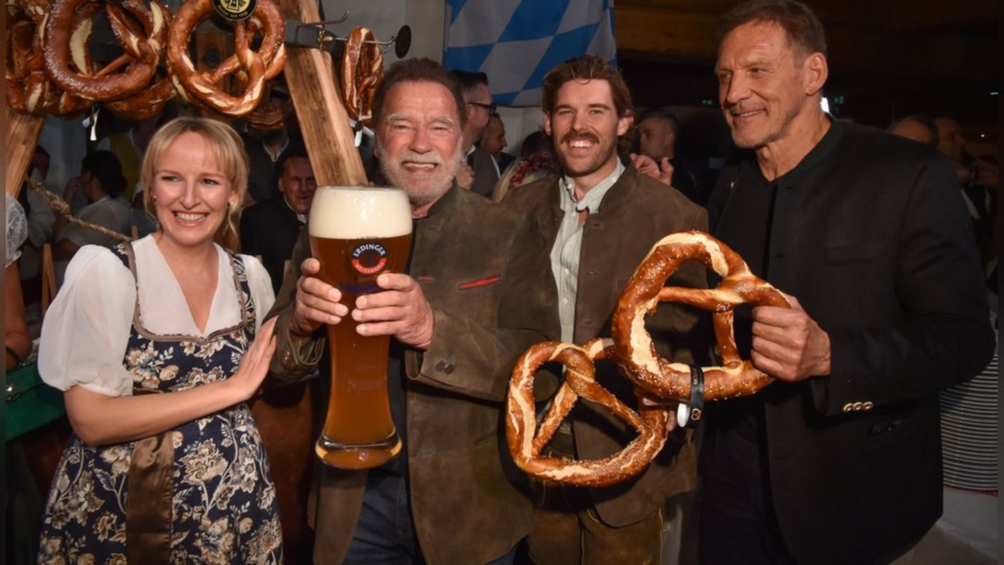 Arnold Schwarzenegger (l.), sein Sohn Christopher und Familienfreund Ralf Moeller bei der 33. Ausgabe der Weißwurstparty im St