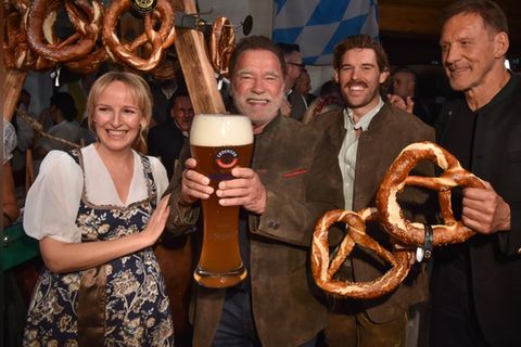 Arnold Schwarzenegger (l.), sein Sohn Christopher und Familienfreund Ralf Moeller bei der 33. Ausgabe der Weißwurstparty im St