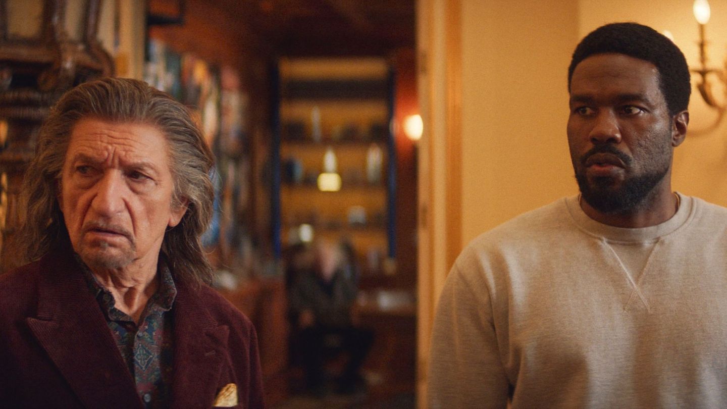 Da haben sich zwei gefunden: Simon Williams (Yahya Abdul-Mateen II, rechts) und Trevor Slattery (Ben Kingsley) wollen eine Rolle im Kinofilm "Wonder Man" ergattern.