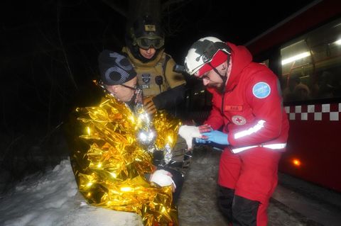 Ein Sanitäter leistet Erste Hilfe bei einem Bewohner, der bei einem russischen Luftangriff in Charkiw, Ukraine, verletzt wurde