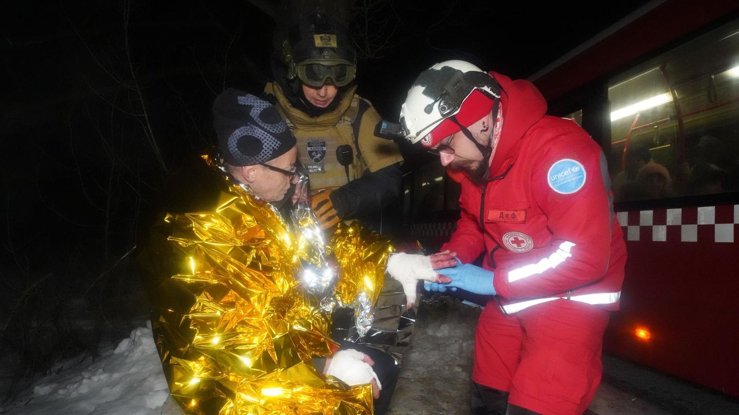 Ein Sanitäter leistet Erste Hilfe bei einem Bewohner, der bei einem russischen Luftangriff in Charkiw, Ukraine, verletzt wurde