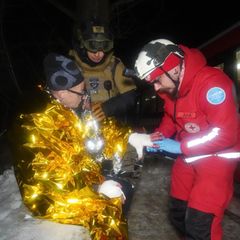 Ein Sanitäter leistet Erste Hilfe bei einem Bewohner, der bei einem russischen Luftangriff in Charkiw, Ukraine, verletzt wurde