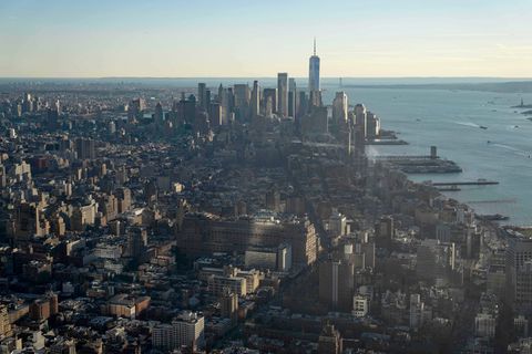 Die New Yorker Feuerwehr kämpft gegen einen Brand in einem Hochhaus in der Bronx. (Illustration) Foto: Yuki Iwamura/AP/dpa
