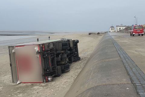 Auf Borkum ist am Freitag ein Lkw wegen des Glatteises von der Promenade auf den Strand  gerutscht