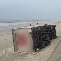 Auf Borkum ist am Freitag ein Lkw wegen des Glatteises von der Promenade auf den Strand  gerutscht