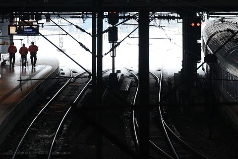Ein alkoholisierter Mann sorgt am Hamburger Hauptbahnhof für eine Sperrung. (Symbolbild) Foto: Marcus Brandt/dpa