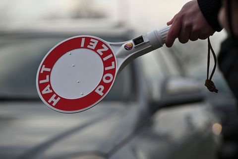 Bei einer Kontrolle auf der Autobahn 8 in Oberbayern stellte die Polizei 10 Kilo Haschisch sicher. (Symbolbild) Foto: Katharina