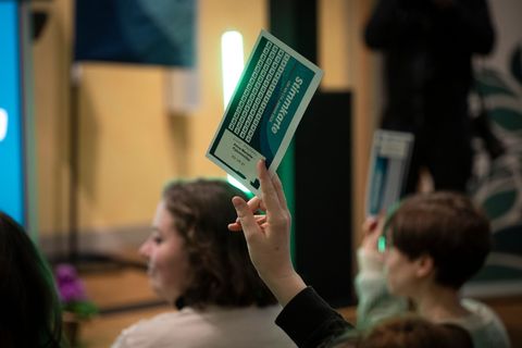 Die Delegierten stimmten auf dem Grünen-Parteitag für die Wahl einer neuen Kandidatenliste. Foto: Philip Dulian/dpa