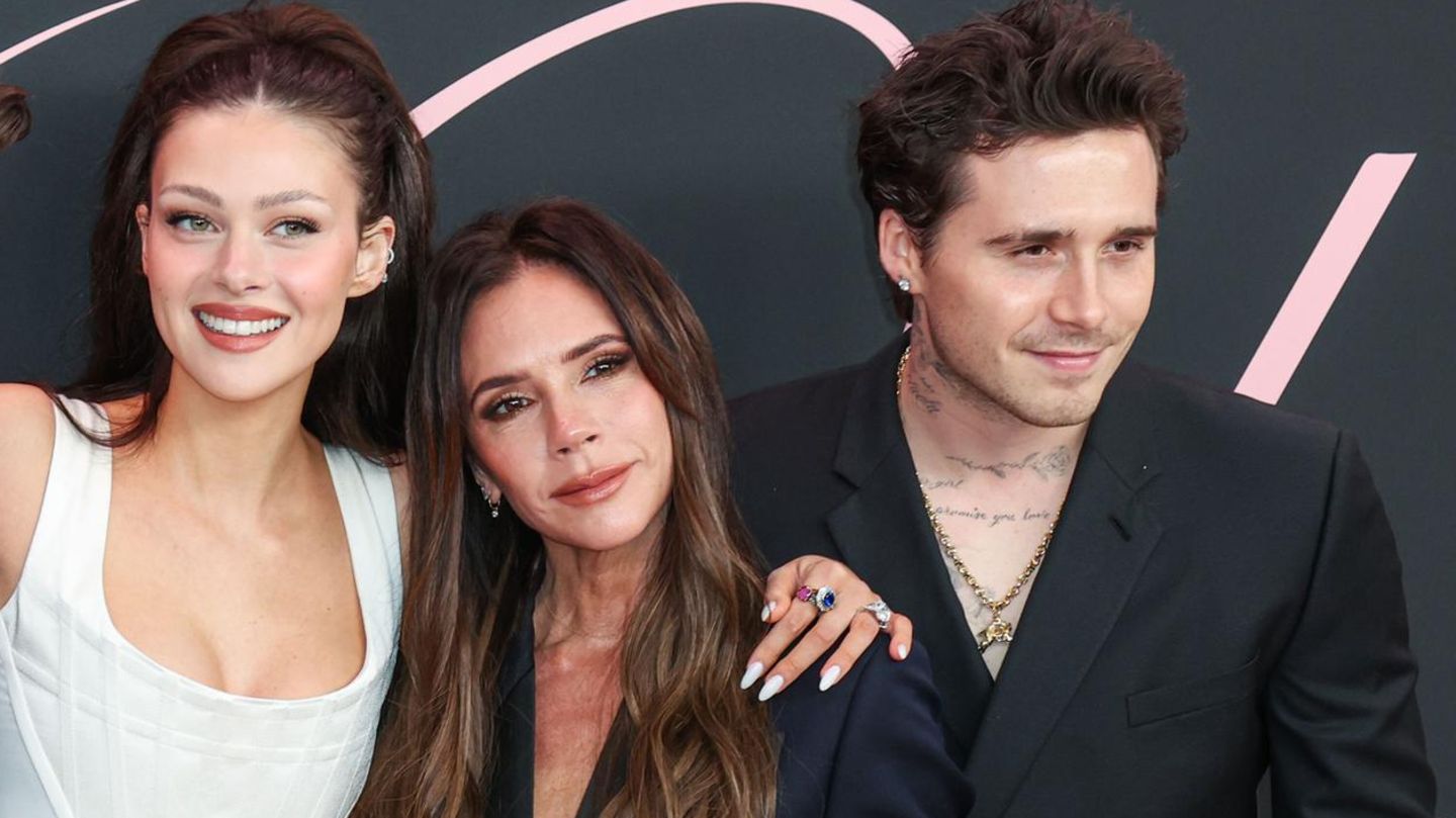 Victoria Beckham mit Brooklyn Beckham und Nicola Peltz
