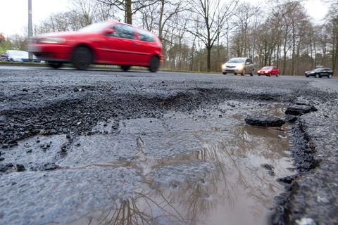 Schlaglöcher können im Winter häufiger entstehen. (Symbolbild) Foto: Sebastian Kahnert/dpa