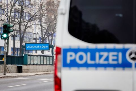 Am U-Bahnhof Deutsche Oper in Berlin ist ein 17-Jähriger durch einen Stromschlag getötet worden. Foto: Christoph Soeder/dpa