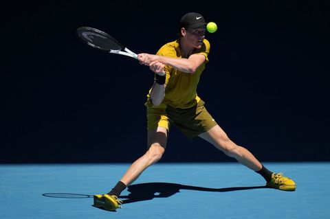 Jannik Sinner quälte sich in Melbourne ins Achtelfinale. Foto: Dita Alangkara/AP/dpa