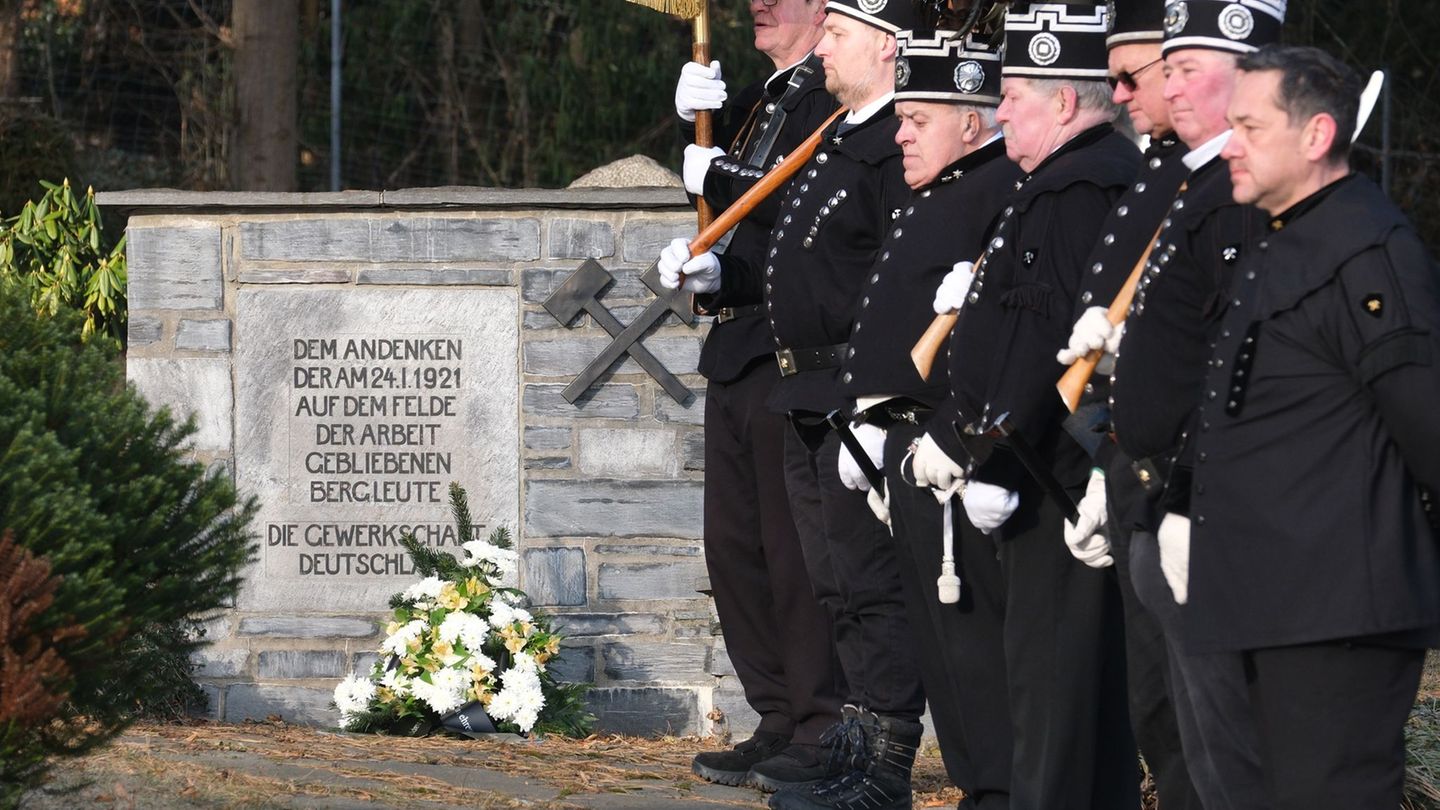 Mitglieder der Knappschaft des Lugau-Oelsnitzer Steinkohlereviers gedenken der Opfer der schweren Grubenexplosion im Jahr 1921.