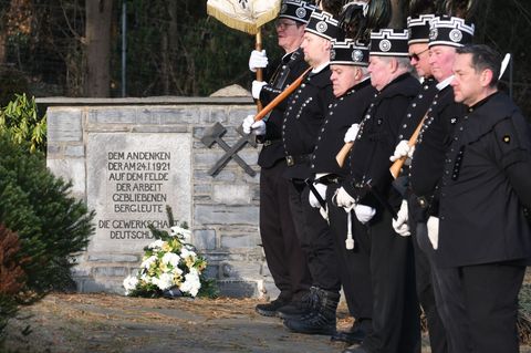 Mitglieder der Knappschaft des Lugau-Oelsnitzer Steinkohlereviers gedenken der Opfer der schweren Grubenexplosion im Jahr 1921.