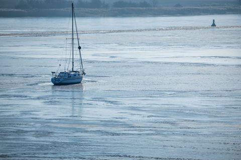 Das Eis auf der Ostsee ist zum Teil bis zu 15 Zentimeter dick. (Archivbild) Foto: Jens Büttner/dpa