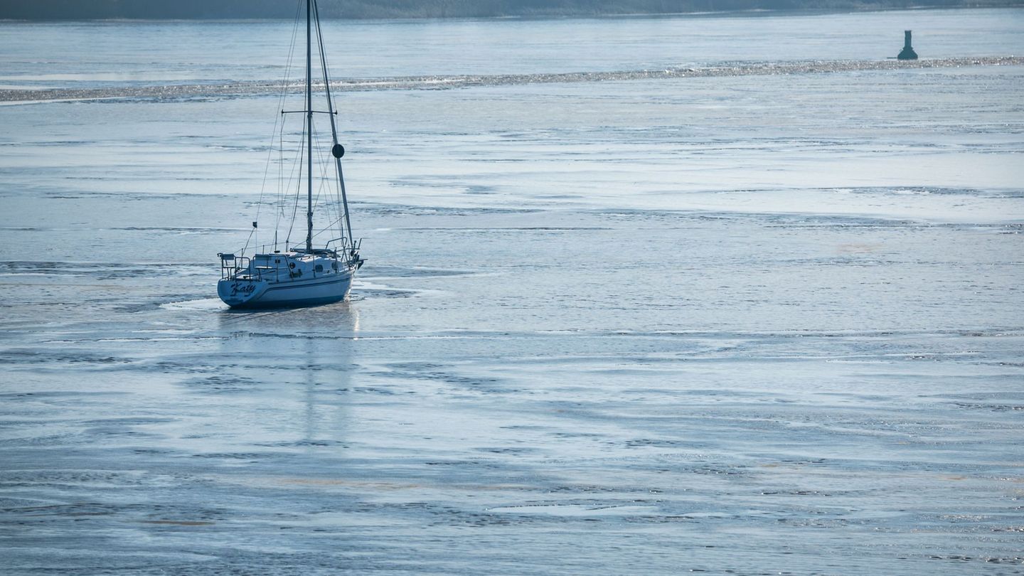 Das Eis auf der Ostsee ist zum Teil bis zu 15 Zentimeter dick. (Archivbild) Foto: Jens Büttner/dpa