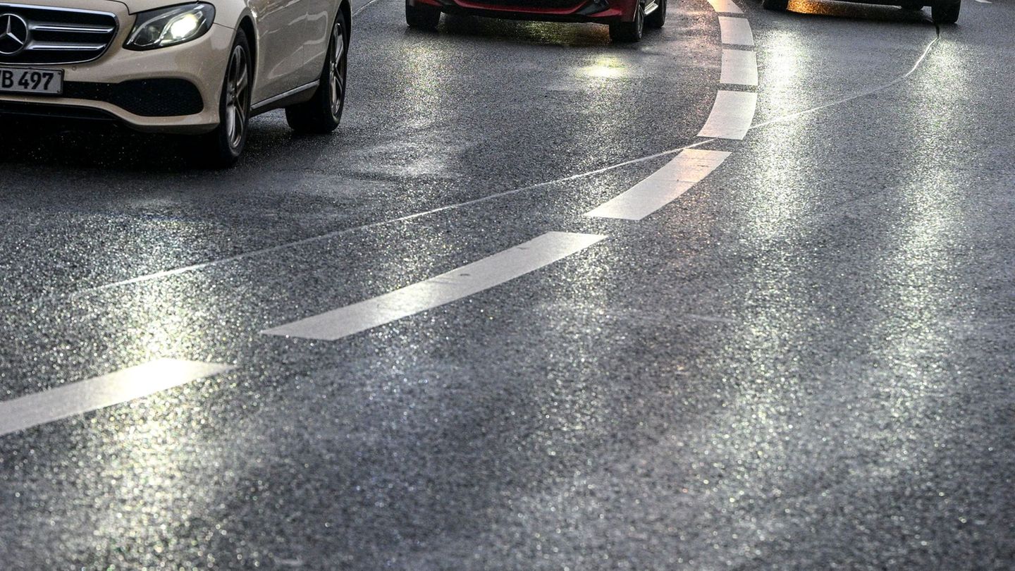 Verkehr: Glatte Fahrbahn führt zu Unfall mit drei Autos in Osnabrück