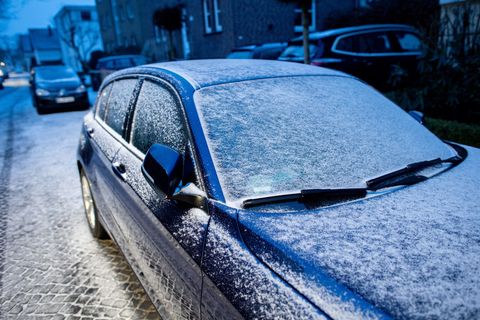 Im Landreis Wesermarsch wird ausdrücklich vor dem Betreten von Eisflächen gewarnt. Foto: Hauke-Christian Dittrich/dpa