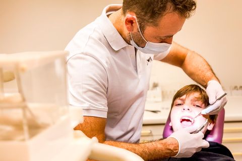Kieferorthopädie: Alexander Spassov arbeitet an einem jungem Patient