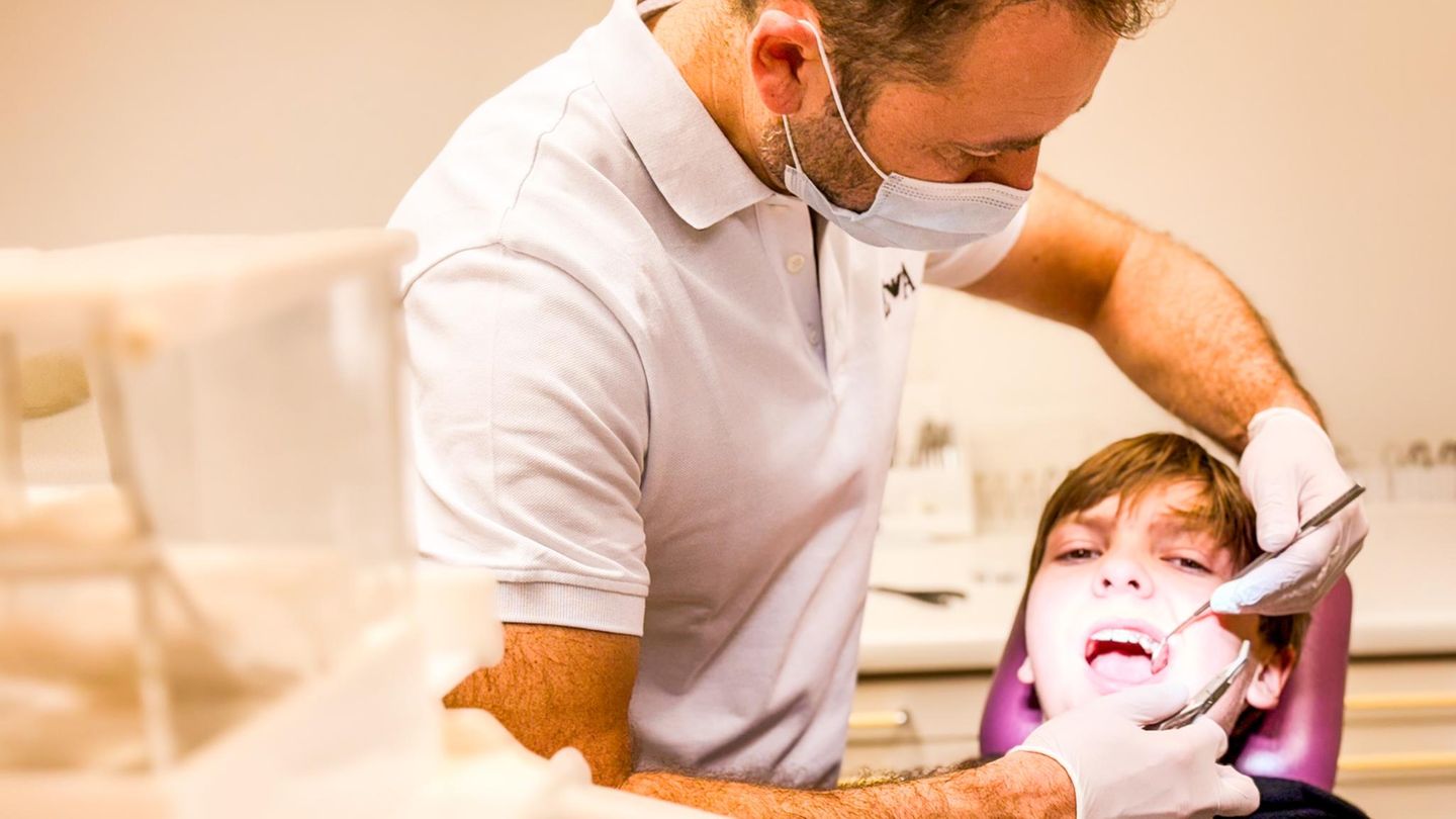 Kieferorthopädie: Alexander Spassov arbeitet an einem jungem Patient