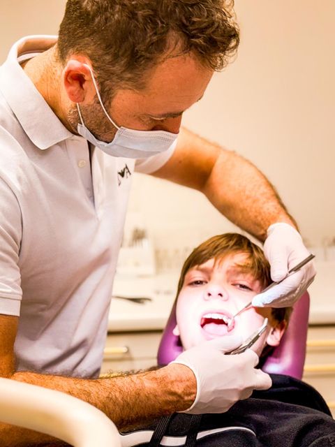 Kieferorthopädie: Alexander Spassov arbeitet an einem jungem Patient