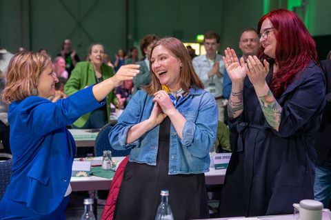 Die drei Frauen an der Spitze der Grünen in Rheinland-Pfalz, Katrin Eder, Katharina Binz und Pia Schellhammer (l-r), engagieren