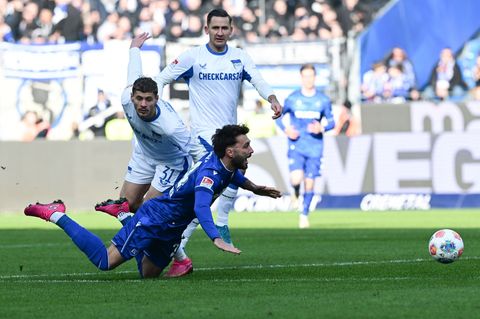 Lieferten sich ein umkämpftes Duell: Karlsruhes Fabian Schleuener und Marton Dardai von der Hertha. Foto: Bernd Weißbrod/dpa