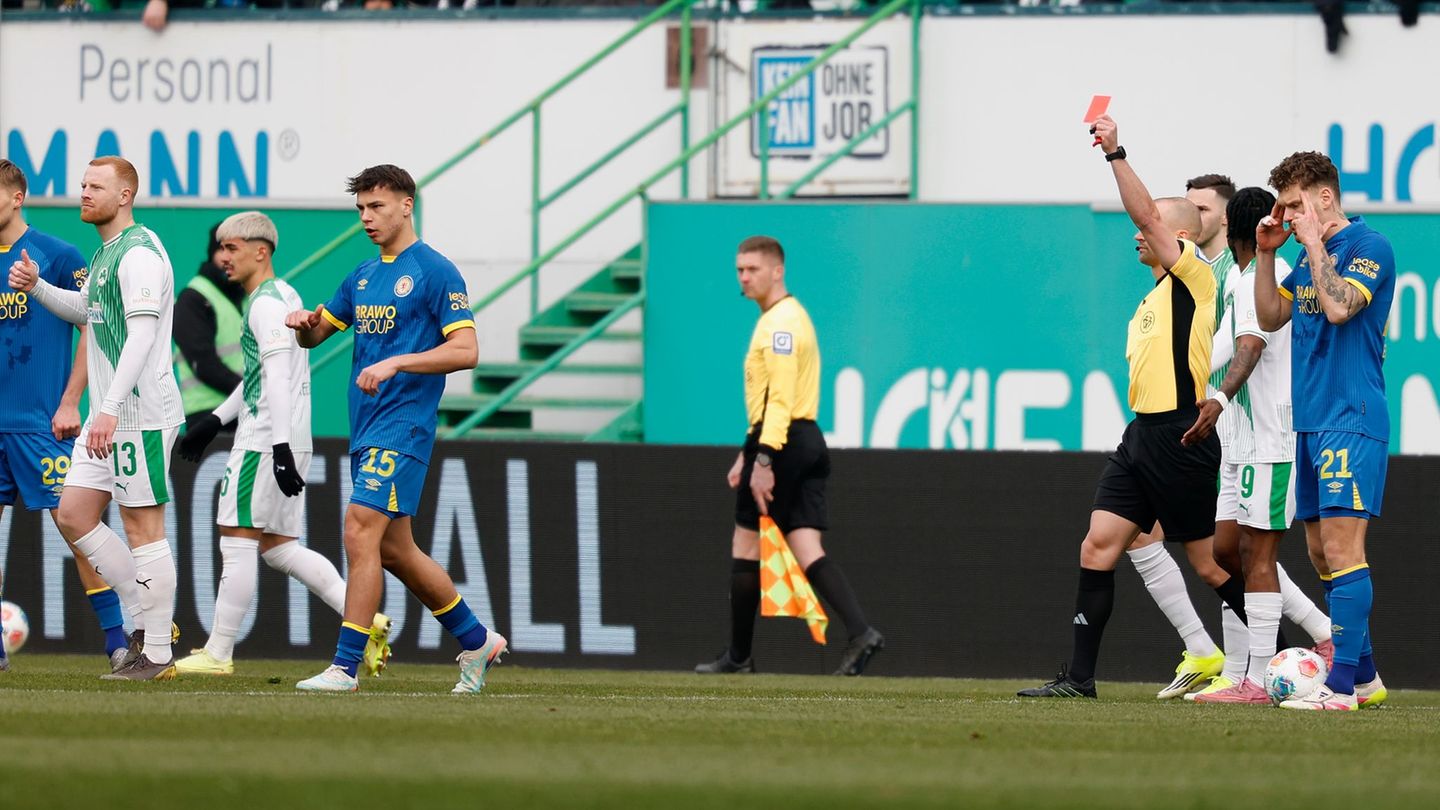 Wegweisende Szene war die frühe Rote Karte. Foto: Heiko Becker/dpa
