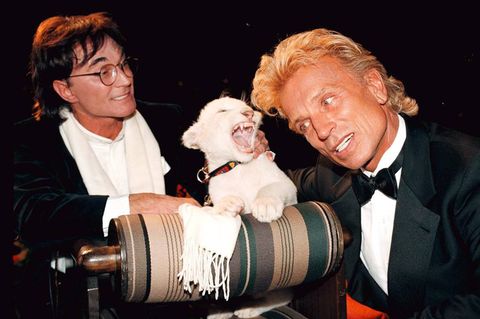 Die Magier Roy (l.) und Siegfried mit einem weißen Löwenwelpen