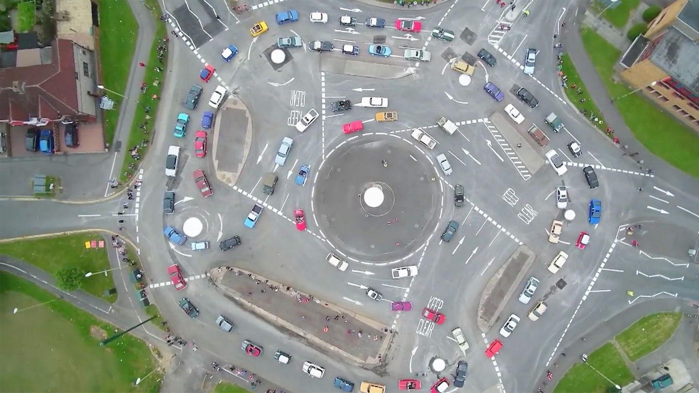 "Magic Roundabout": Mega-Kreisverkehr ist nichts für schwache Nerven