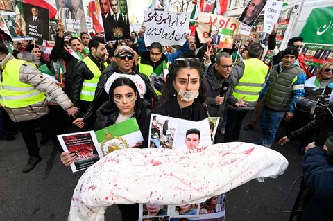 "King Reza Pahlavi" stand auf Transparenten der Iran-Demonstranten in der Düsseldorfer Innenstadt. Foto: Roberto Pfeil/dpa