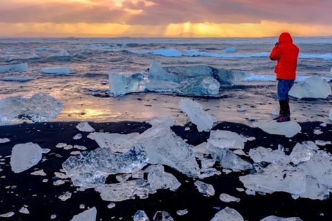 Am Diamond Beach werden Gletscherbrocken an einen schwarzen Vulkanstrand gespült.