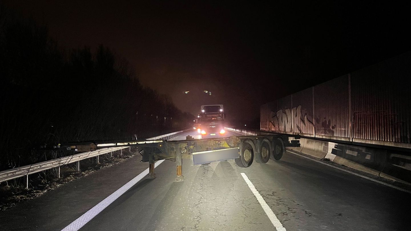 Autobahn-blockiert-Unbekannte-stellen-Sattelauflieger-auf-A281-bei-Bremen-ab