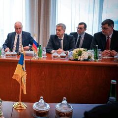 Teile der russischen Delegation bei den Ukraine-Gesprächen in Abu Dhabi