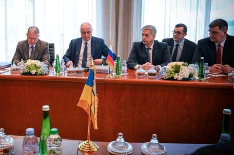 Teile der russischen Delegation bei den Ukraine-Gesprächen in Abu Dhabi