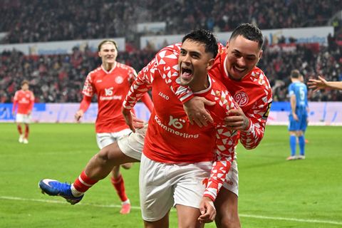 Gefeierter Mann bei Mainz: Nadiem Amiri (l.) Foto: Torsten Silz/dpa