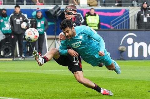 Kommt ein Hoffenheimer geflogen: Ozan Kabak (r) im Duell mit Frankfurts Rasmus Kristensen. Foto: Marc Schüler/dpa
