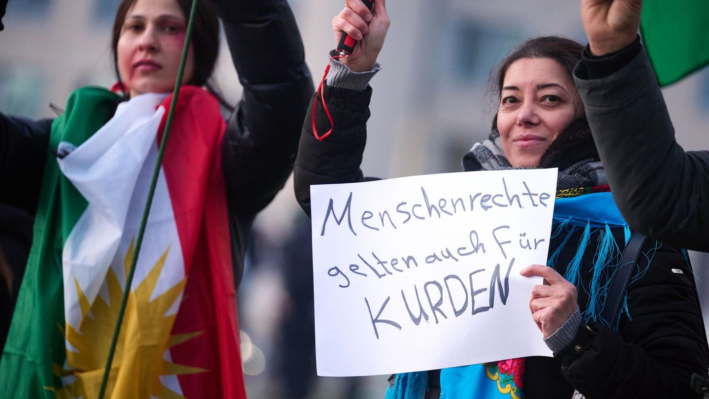 Syrien-Tausende-Teilnehmer-bei-prokurdischer-Demonstration-in-K-ln