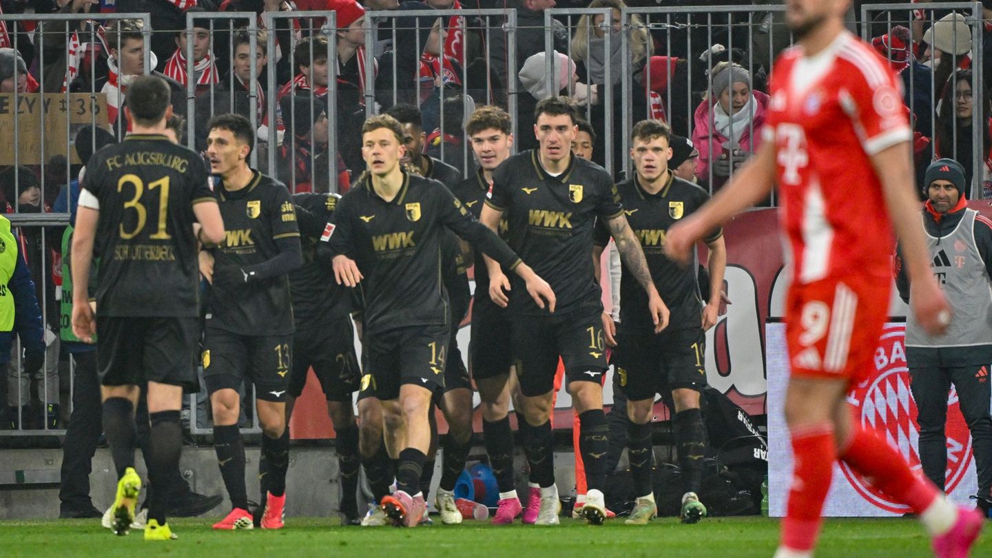 Freude beim FC Augsburg, Enttäuschung bei Harry Kane. Foto: Peter Kneffel/dpa